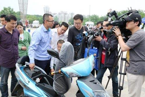“依托海洋特色形成海洋食品研发特点记北海市首个党外知识分子代表人士从业室邹文中从业室”